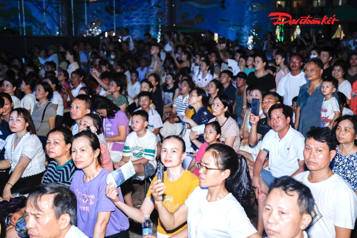 Chương trình thu hút đông đảo người dân trong vùng đến thưởng thức các tiết mục văn nghệ đặc sắc. Ảnh: ĐB