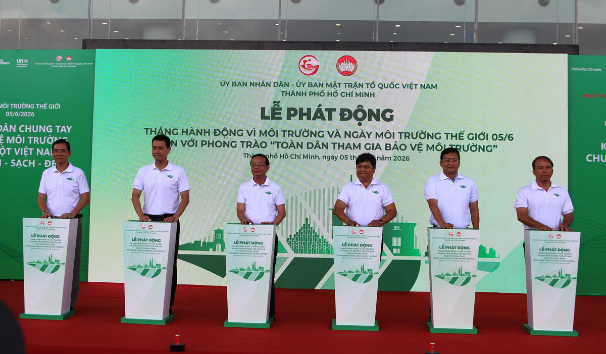 Lãnh đạo TP Hồ Chí Minh thực hiện nghi thức Lễ phát động Tháng hành động vì môi trường và Ngày Môi trường Thế giới năm 2026. Ảnh: Q.Đ.