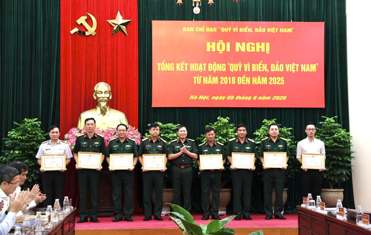 Đại tướng Nguyễn Tân Cương trao Bằng khen của Bộ trưởng Bộ Quốc phòng cho 10 cá nhân có thành tích xuất sắc trong công tác tuyên truyền, vận động ủng hộ Quỹ. Ảnh: Kim Liên