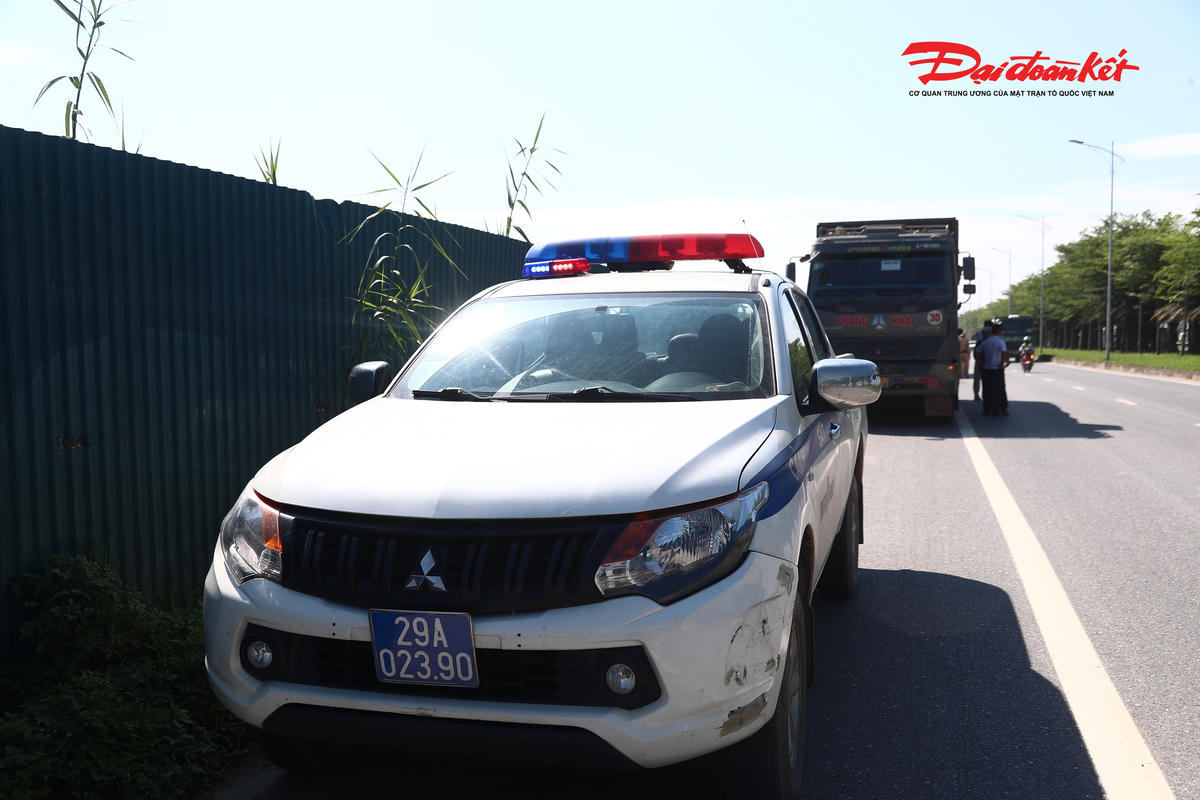 Chiều 5/6, Tổ công tác của Đội Cảnh sát giao thông đường bộ số 10 (Phòng Cảnh sát giao thông Công an TP Hà Nội) triển khai tuần tra, kiểm soát trên tuyến Quốc lộ 21C, đoạn qua khu vực đang thi công nhiều dự án, công trình trọng điểm nhằm bảo đảm trật tự, an toàn giao thông và xử lý các vi phạm trong hoạt động vận tải hàng hóa.