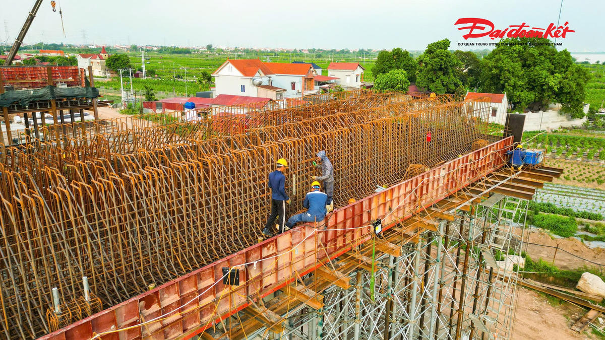 Tăng tốc thi công cầu Mễ Sở, nhiều hạng mục đã thành hình