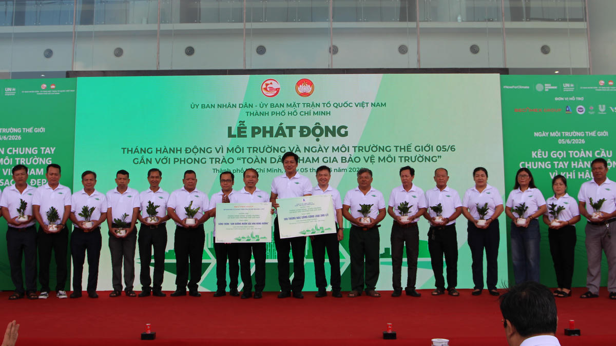 UBND phường Bình Dương ra mắt các khu dân cư bảo vệ môi trường và tiếp nhận hỗ trợ thực hiện các công trình. Ảnh: Q.Đ.