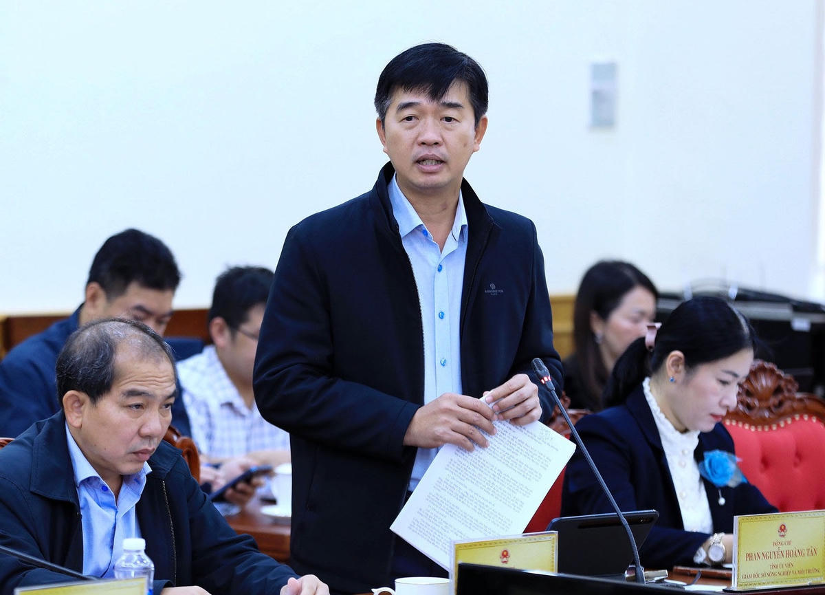 Ông Phan Nguyễn Hoàng Tân, Giám đốc Sở Nông nghiệp và Môi trường Lâm Đồng, báo cáo tại buổi làm việc.