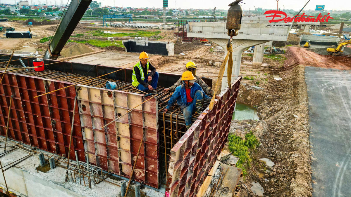 Tăng tốc thi công cầu Mễ Sở, nhiều hạng mục đã thành hình