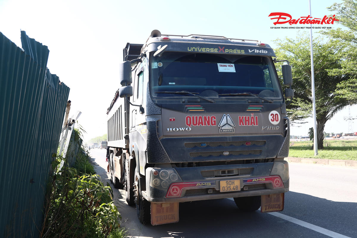 Trong quá trình làm nhiệm vụ trên Quốc lộ 21C, các tổ công tác tập trung kiểm tra điều kiện an toàn kỹ thuật của phương tiện, việc chấp hành quy định về tải trọng, kích thước thành thùng, che chắn hàng hóa, thời gian hoạt động cũng như các lỗi vi phạm trực tiếp ảnh hưởng đến an toàn giao thông.