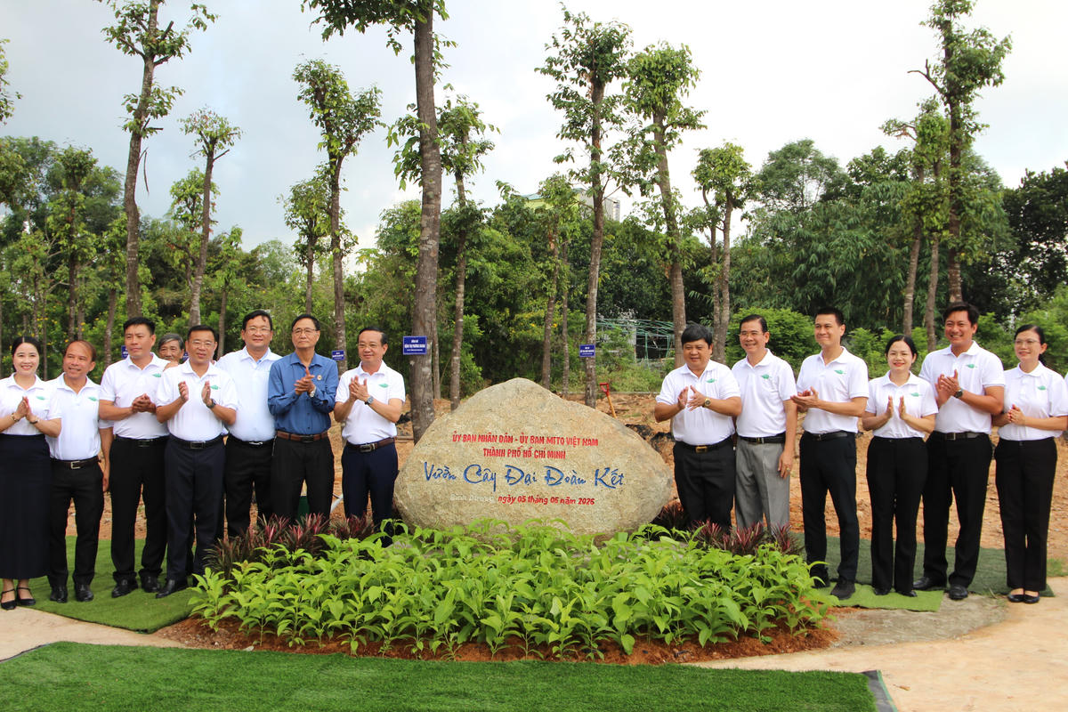 Các đại biểu bên công trình “Vườn cây Đại đoàn kết”. 