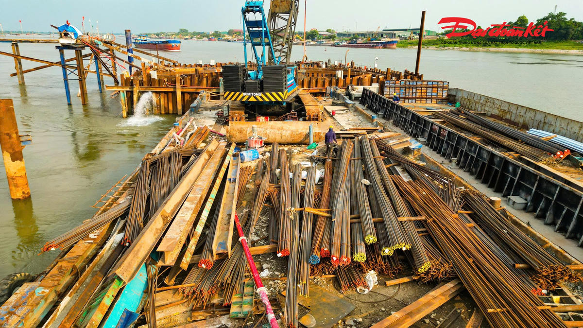 Tăng tốc thi công cầu Mễ Sở, nhiều hạng mục đã thành hình