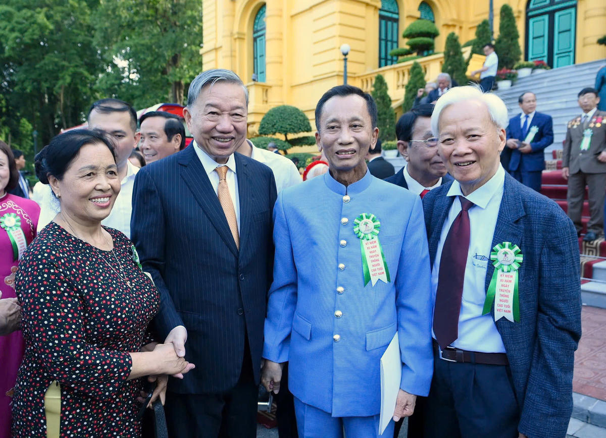 Tổng Bí thư, Chủ tịch nước Tô Lâm và các đại biểu người cao tuổi tiêu biểu toàn quốc. Ảnh: Đăng Khoa