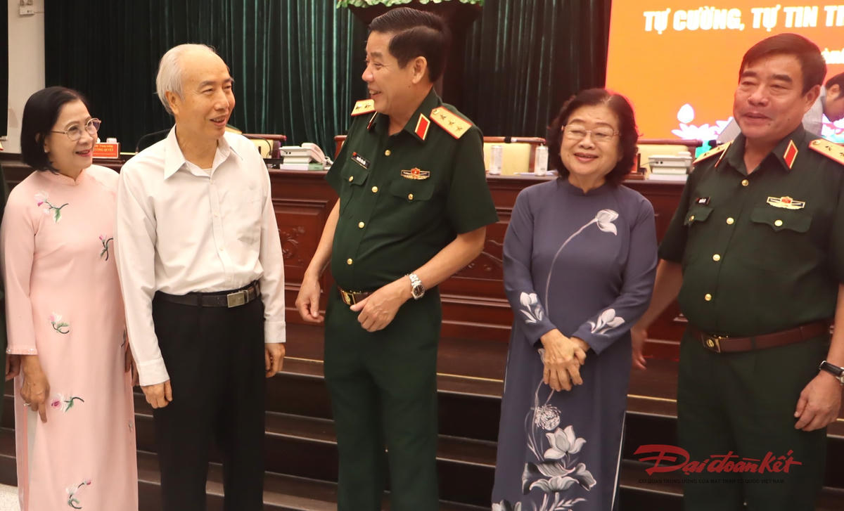 Các đại biểu trao đổi bên lề hội thảo khoa học. Ảnh: T.Luân.