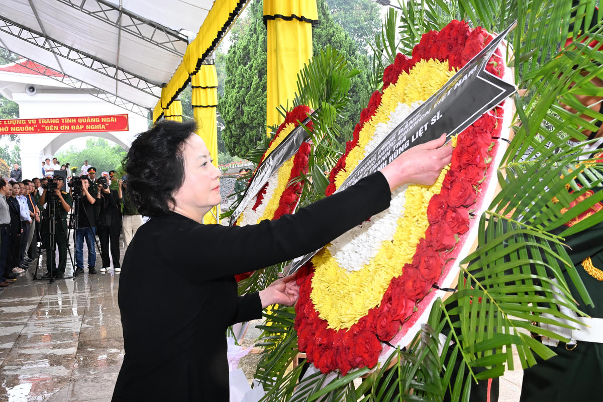 Phó Thủ tướng Phạm Thị Thanh Trà thực hiện nghi thức chỉnh hoa, truy điệu các liệt sĩ. Ảnh: CĐ.