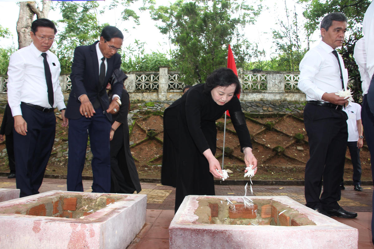 Phó Thủ tướng Phạm Thị Thanh Trà rải hoa tưởng niệm trên phần mộ các liệt sĩ. Ảnh: CĐ.