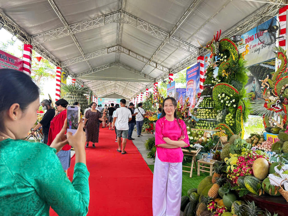 Có mặt tại lễ hội từ sớm, bà Nguyễn Thị Kim Ngân (phường Phước Hậu, tỉnh Vĩnh Long) cho biết không gian sự kiện được tổ chức quy mô, nhiều khu vực trưng bày đẹp mắt, tạo cảm giác thích thú cho du khách. Trong khi đó, ông Trần Văn Hữu (phường Bến Tre, tỉnh Vĩnh Long) bày tỏ ấn tượng với cách giới thiệu các sản phẩm trái cây đặc trưng và mong chờ chương trình nghệ thuật trong đêm khai mạc. (Ảnh: Trung Ngãi).