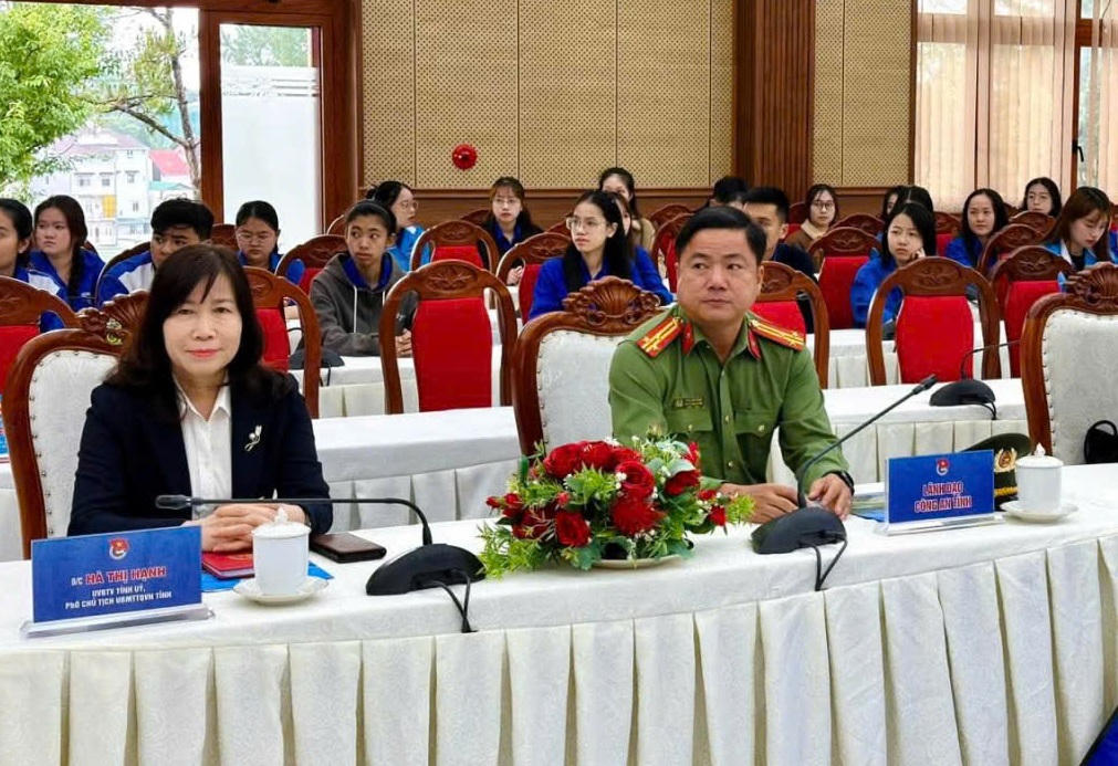 Các đại biểu tham dự buổi lễ.