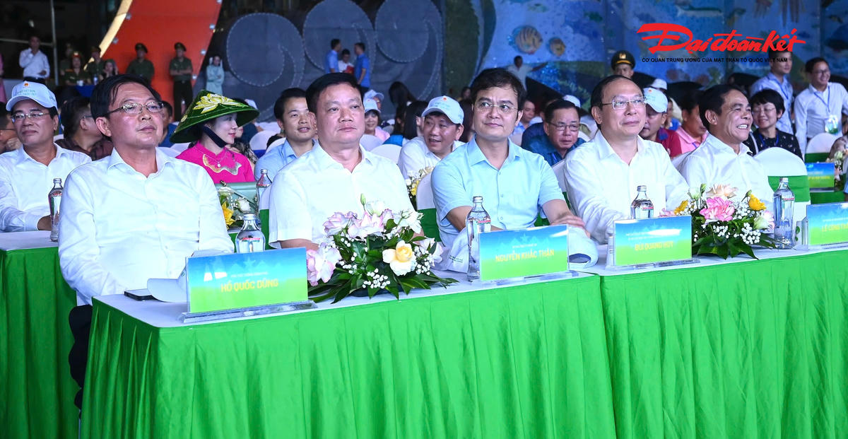 Ông Hồ Quốc Dũng - Uỷ viên Trung ương Đảng, Phó Thủ tướng Chính phủ và các đại biểu tham dự chương trình nghệ thuật. Ảnh: ĐB