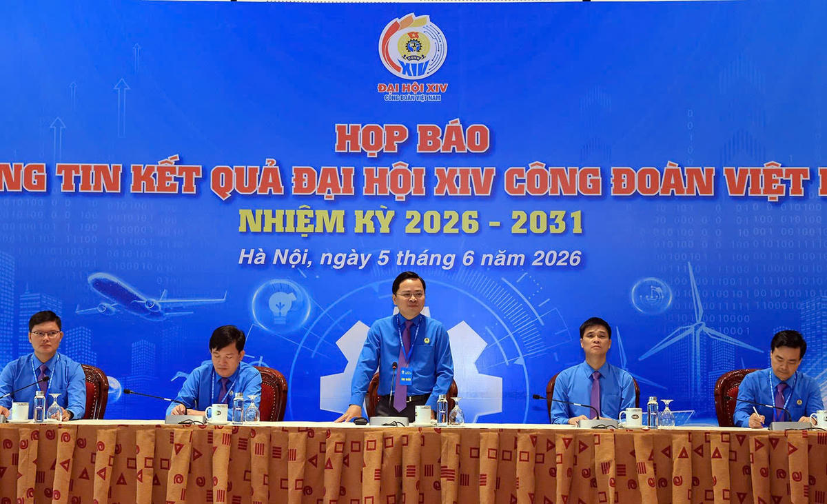 Ủy viên Ban chấp hành Trung ương Đảng, Phó Chủ tịch Ủy ban Trung ương MTTQ Việt Nam, Bí thư Đảng ủy, Chủ tịch Tổng LĐLĐ Việt Nam khoá XIV, nhiệm kỳ 2026 - 2031 Nguyễn Anh Tuấn chủ trì họp báo. Ảnh: Quang Vinh