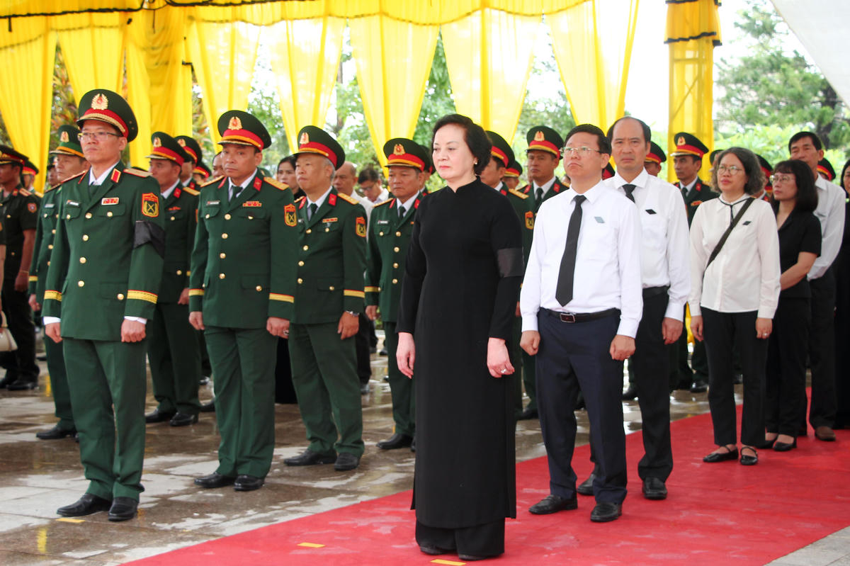 Phó Thủ tướng Phạm Thị Thanh Trà cùng các đại biểu dành 1 phút mặc niệm tưởng nhớ các Anh hùng liệt sĩ. Ảnh: TT.