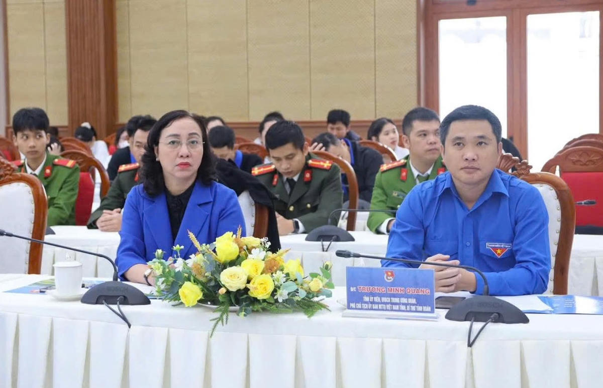 Các đại biểu tham dự buổi lễ.