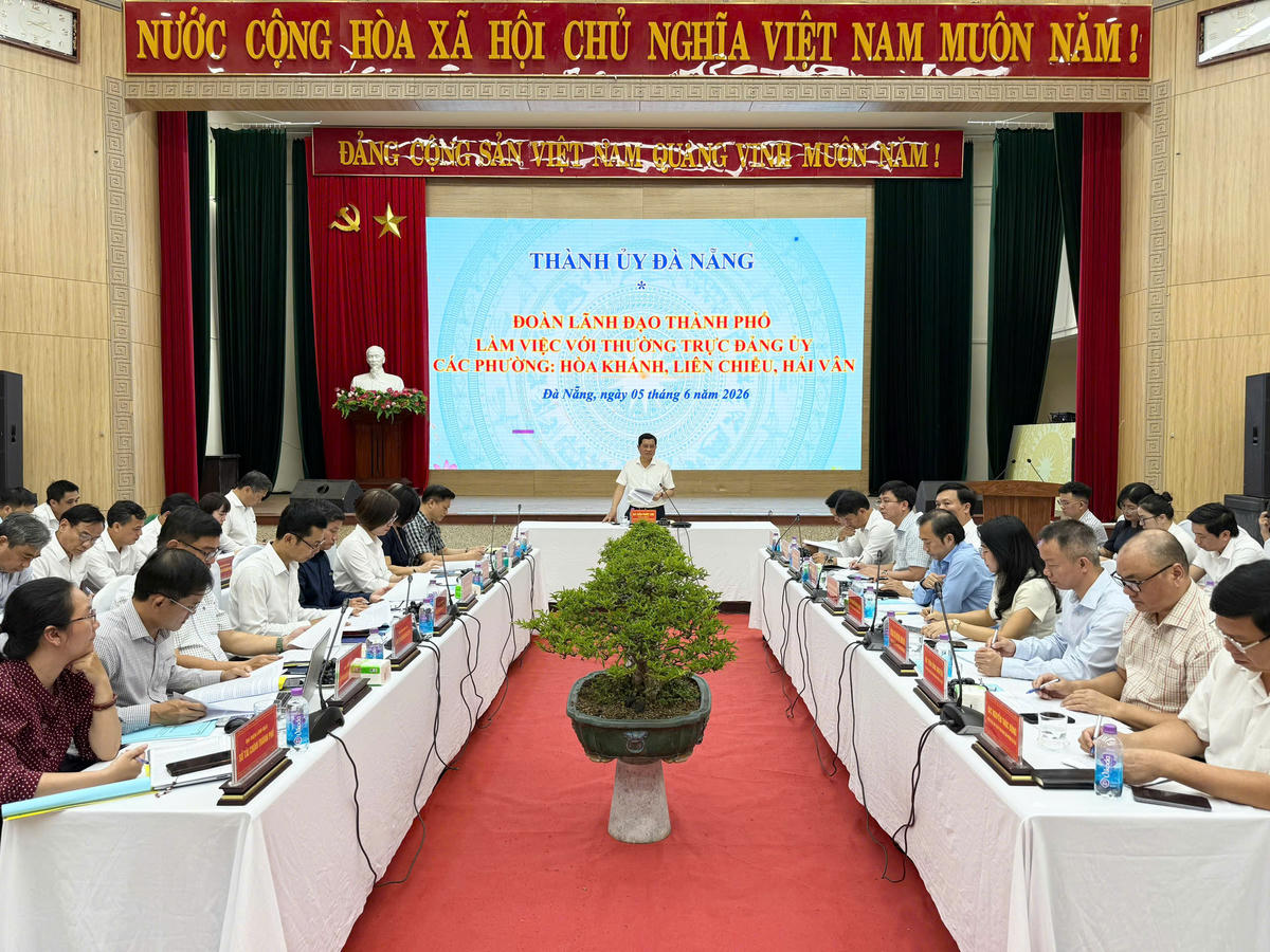 Ông Trần Phước Sơn làm việc với 3 phường khu vực Tây Bắc. Ảnh: Nguyễn Tú.