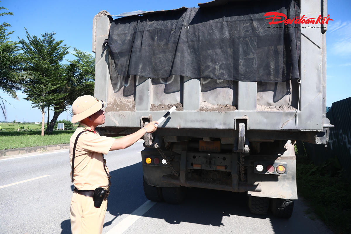 Hà Nội xử lý hơn 1.600 xe tải, xe đầu kéo vi phạm trong 20 ngày