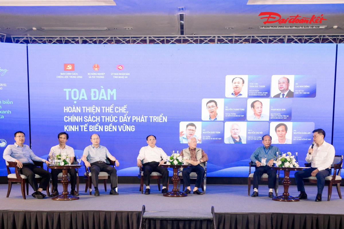 Tọa đàm về việc "Hoàn thiện thể chế, chính sách thúc đẩy phát triển kinh tế biển" do&nbsp;Bộ Nông nghiệp và Môi trường phối hợp với Ban Chính sách, Chiến lược Trung ương và UBND tỉnh Nghệ An tổ chức. Ảnh: ĐB&nbsp;