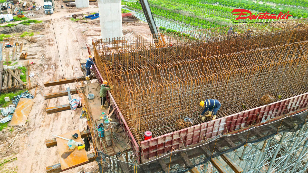Tăng tốc thi công cầu Mễ Sở, nhiều hạng mục đã thành hình