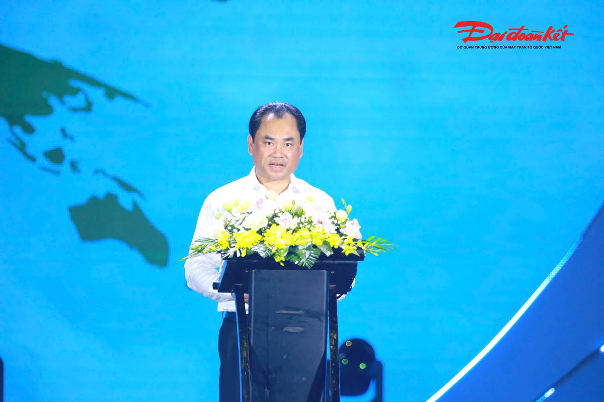 Ông Trịnh Việt Hùng – Uỷ viên Trung ương Đảng, Bộ trưởng Bộ Nông nghiệp và Môi trường phát biểu tại chương trình nghệ thuật “Biển Việt Nam - Hành trình không gian xanh”. Ảnh: ĐB
