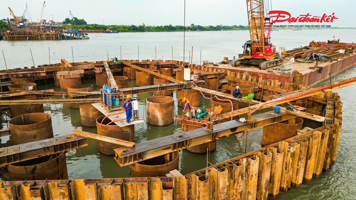 Tăng tốc thi công cầu Mễ Sở, nhiều hạng mục đã thành hình