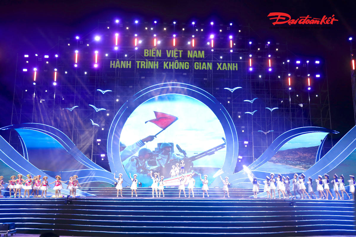 Tiếp đó, chương trình gồm ba chương: “Từ Đất Mẹ”, “Tình yêu của biển” và “Vươn ra biển lớn”. Ảnh: ĐB