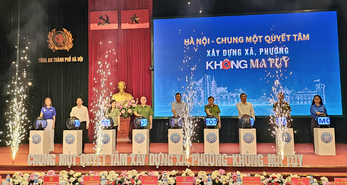 Các đại biểu thực hiện nghi thức phát động Tháng hành động phòng chống ma túy với chủ đề "Hà Nội - Chung một quyết tâm xây dựng xã, phường không ma túy". Ảnh: Đạt Lê