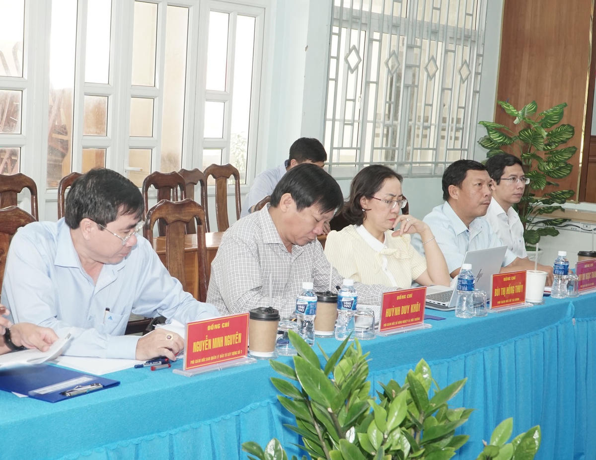 Lãnh đạo các sở, ngành tham dự&nbsp; buổi làm việc.