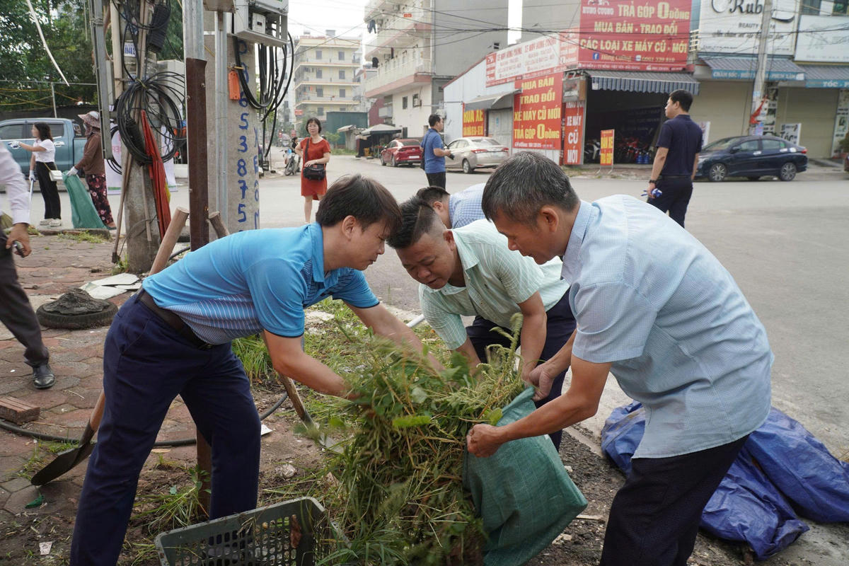 Thu gom, xử lý rác thải trên các tuyến đường.