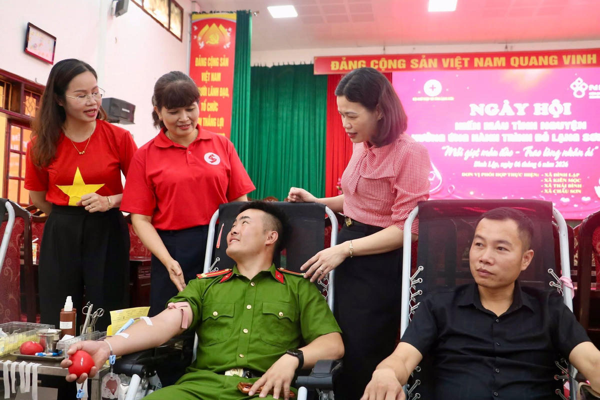 Gần 500 cán bộ, công chức, viên chức, người lao động xã Đình Lập tham gia hiến máu.