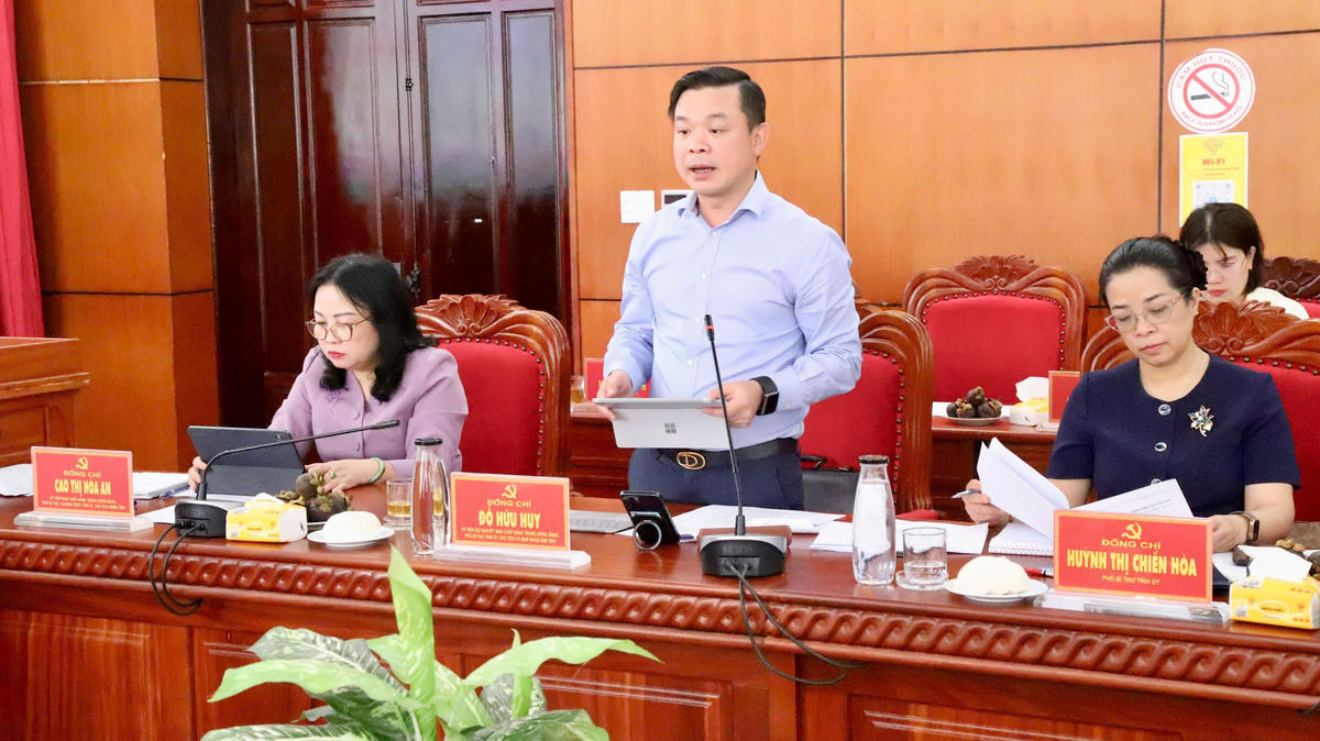 Đồng chí Đỗ Hữu Huy, Ủy viên Dự khuyết Trung ương Đảng, Chủ tịch Ủy ban nhân dân tỉnh Đắk Lắk trao đổi tại buổi làm việc. Ảnh: CL.