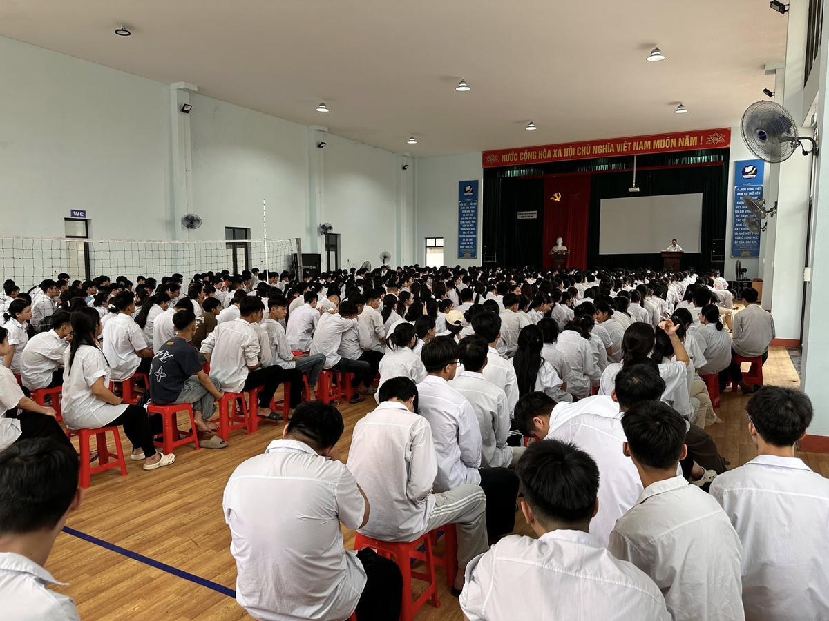 Học sinh lớp 12 Trường THPT Lê Hồng Phong (Thái Nguyên) học tập quy chế thi tốt nghiệp THPT năm học 2025-2026. Ảnh: Fanpage nhà trường.