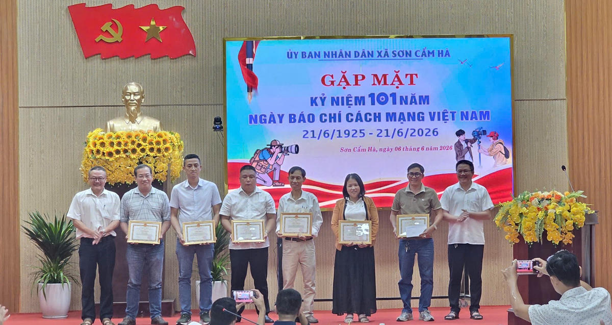 UBND xã Sơn Cẩm Hà tặng bằng khen cho các tập thể, cá nhân có thành tích xuất sắc trong công tác tuyên truyền tình hình kinh tế-xã hội địa phương. Ảnh: CĐ.