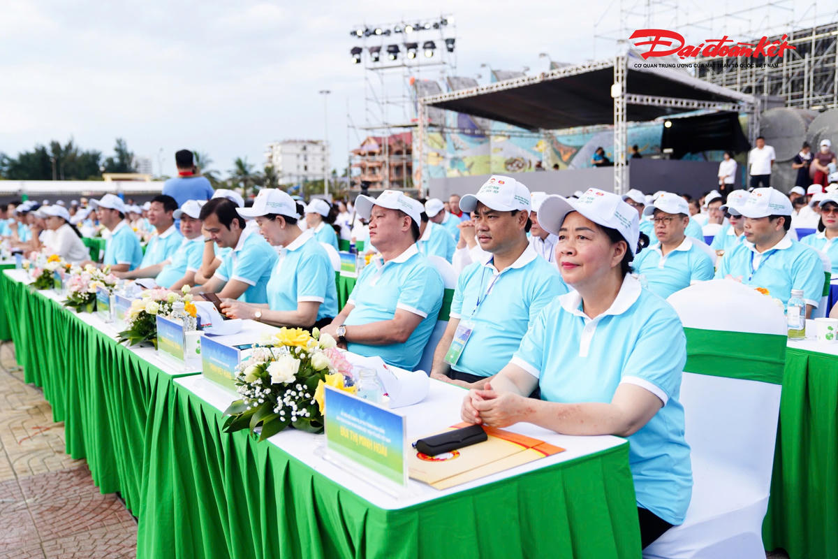 Ủy viên Bộ Chính trị, Bí thư Trung ương Đảng, Chủ tịch UBTƯ MTTQ Việt Nam Bùi Thị Minh Hoài cùng các đại biểu tham gia Lễ Phát động. Ảnh: Cẩm Kỳ.