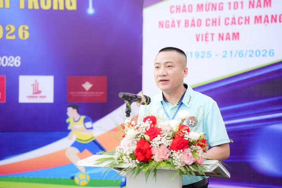 Nhà báo Phạm Minh Thùy, Trưởng Ban tổ chức giải phát biểu khai mạc.