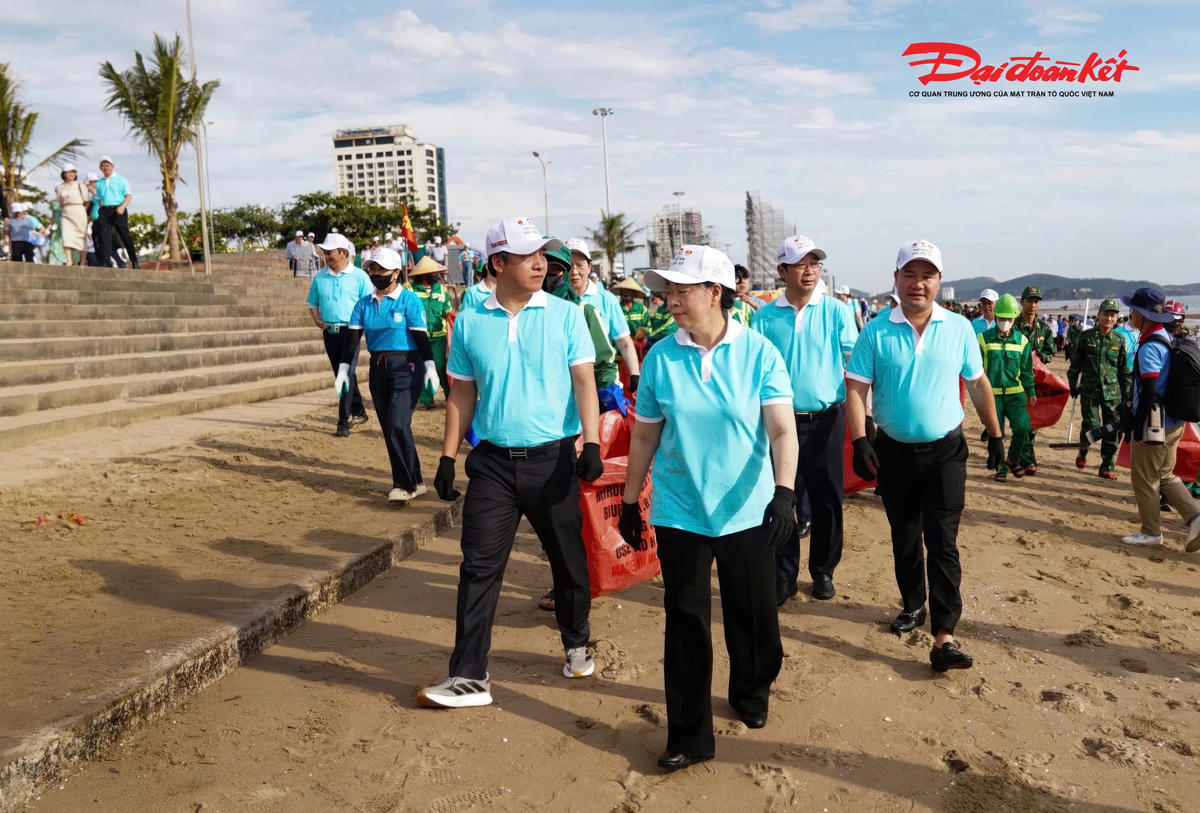Đại biểu tham gia chung tay làm sạch môi trường biển. Ảnh: Cẩm Kỳ.
