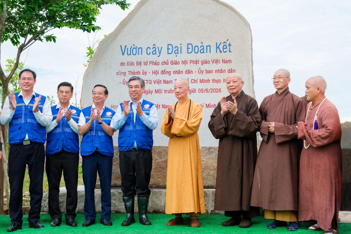 Các đại biểu tham gia lễ khánh thành "Vườn cây Đại Đoàn Kết" tại xã Bình Lợi (TP Hồ Chí Minh). Ảnh: Hoàng Anh.