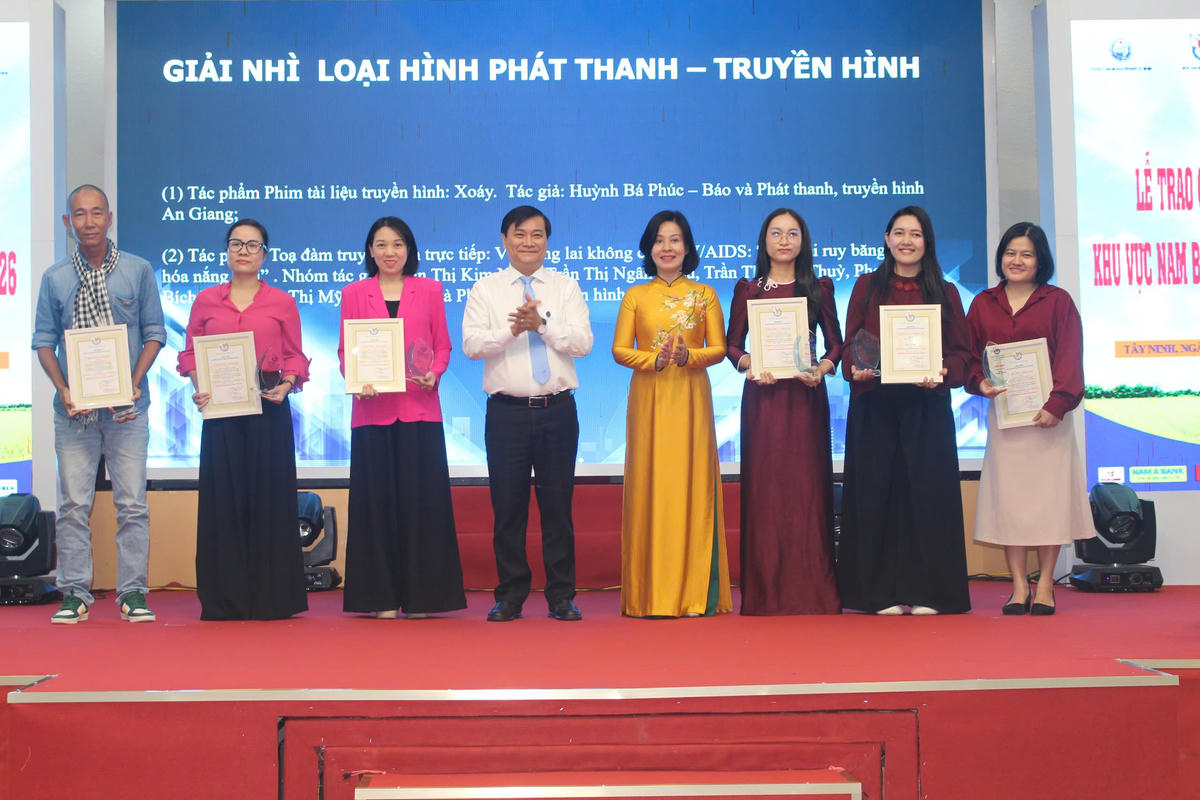 Nhiều tác phẩm báo chí xuất sắc, được công đồng đón nhận được vinh danh ở lễ trao giải. Ảnh: T.Tr.