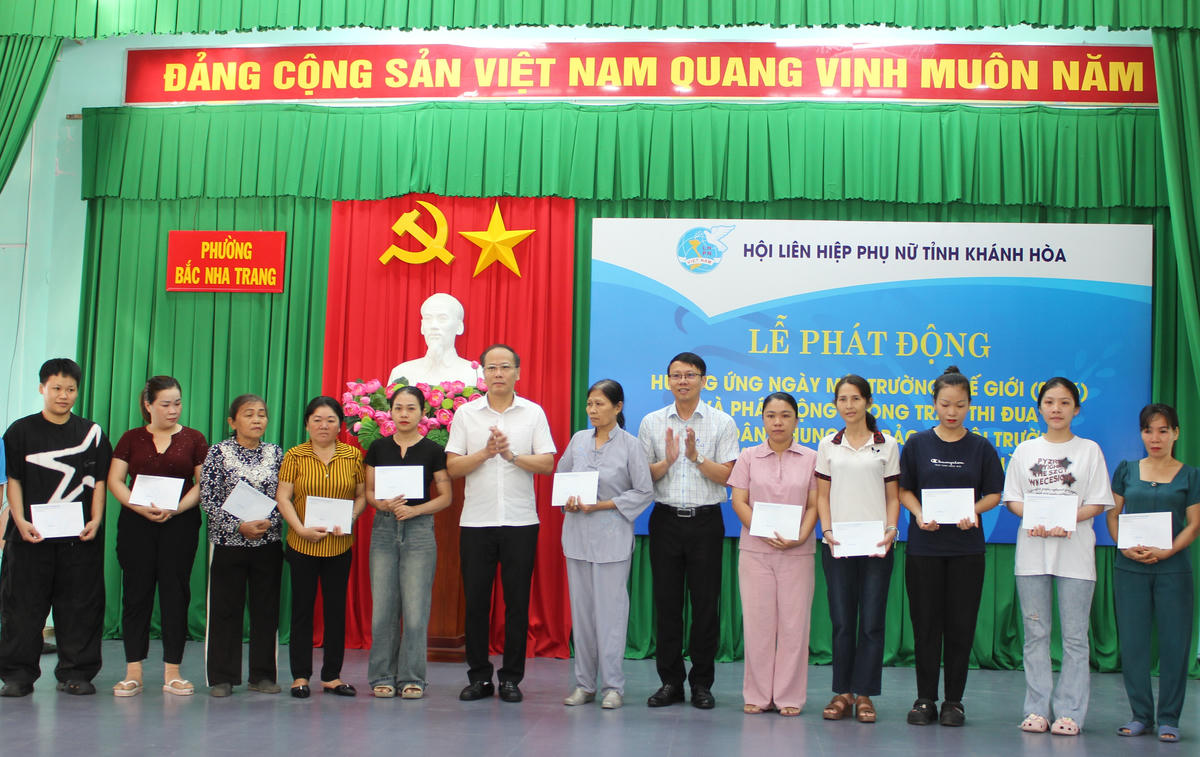 Ông Nguyễn Khắc Hà Phó Bí thư Tỉnh ủy, Chủ tịch Ủy ban MTTQ Việt Nam tỉnh Khánh Hòa và ông Nguyễn Thanh Hà, Phó Chủ tịch UBND tỉnh Khánh Hòa, trao quà cho các hội viên phụ nữ có hoàn cảnh khó khăn bị ảnh hưởng bởi đợt lũ lụt cuối năm 2025.