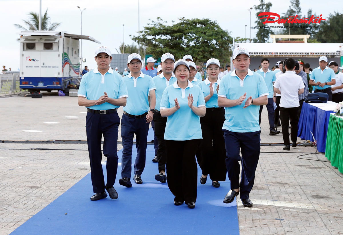 Ủy viên Bộ Chính trị, Bí thư Trung ương Đảng, Chủ tịch UBTƯ MTTQ Việt Nam Bùi Thị Minh Hoài cùng các đại biểu&nbsp;tham gia Lễ Phát động. Ảnh: NN.