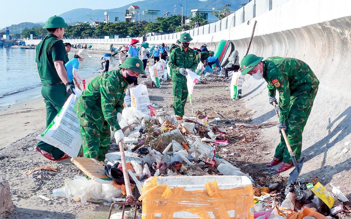 Lực lượng quân đội tham gia thu gom rác làm sạch môi trường tại Cảng cá Vĩnh Lương.