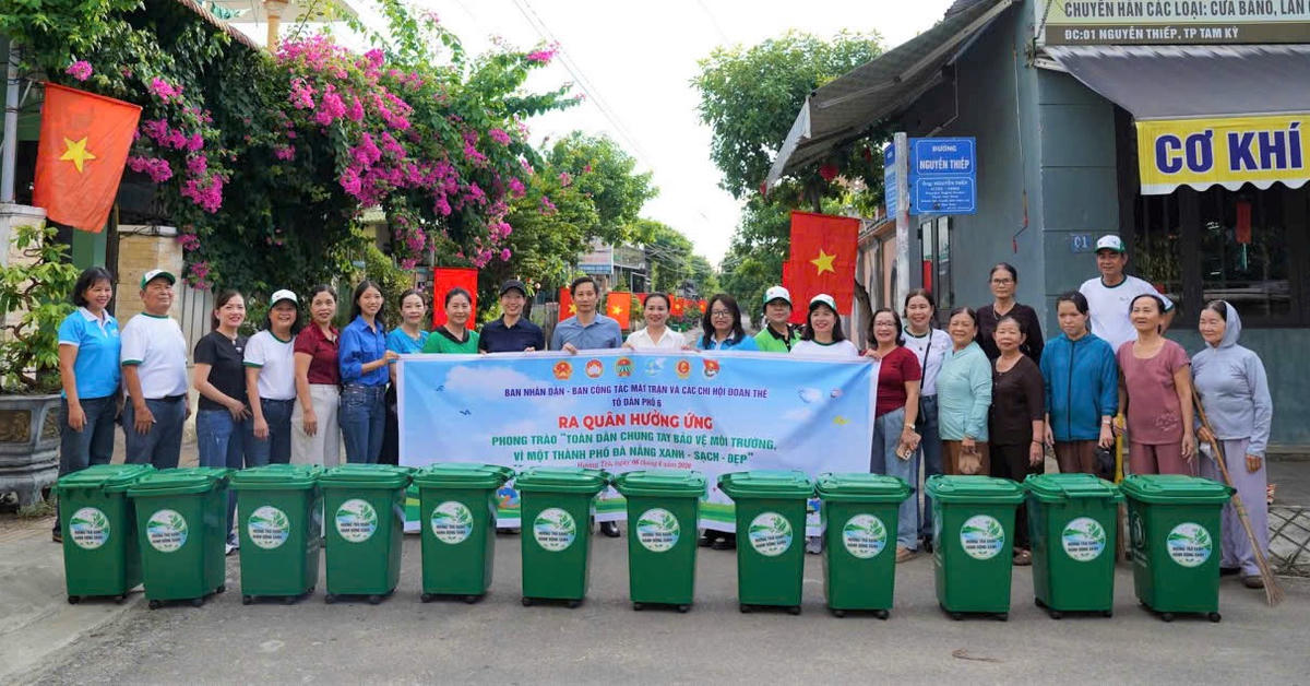Chính quyền phường Hương Trà tăng thùng chứa rác thải cho người dân địa phương. Ảnh: TT.