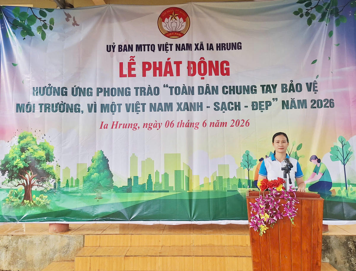 Bà Bùi Thu Hằng, Phó Chủ tịch Ủy ban MTTQ Việt Nam, Chủ tịch Hội Liên hiệp Phụ nữ xã Ia Hrung phát biểu tại buổi lễ. Ảnh: ĐS.