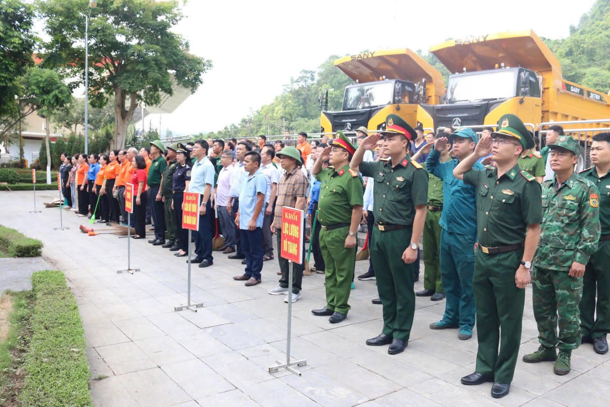 Đông đảo cán bộ, lực lượng chức năng và nhân dân xã Đồng Đăng hưởng ứng phong trào.
