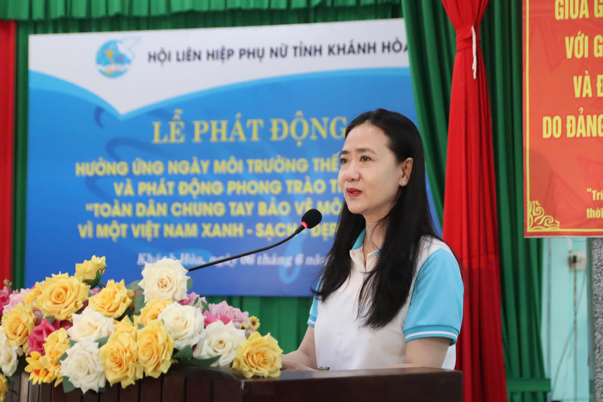 Bà Nguyễn Quỳnh Nga, Chủ tịch Hội Liên hiệp Phụ nữ tỉnh Khánh Hòa, phát biểu tại lễ phát động.