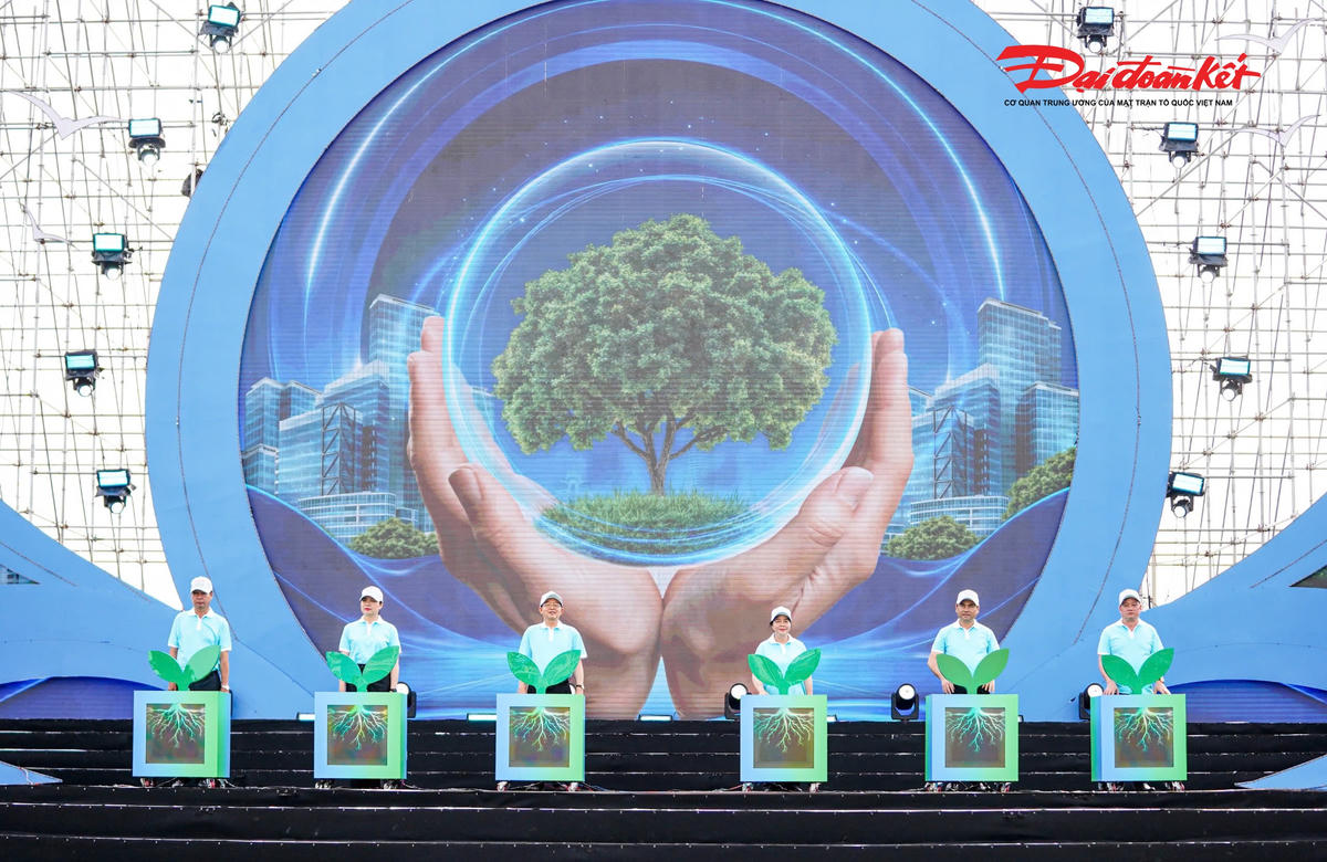 Đại biểu thực hiện nghi thức phát động phong trào “Toàn dân chung tay bảo vệ môi trường, vì một Việt Nam xanh – sạch – đẹp”. Ảnh: Cẩm Kỳ.