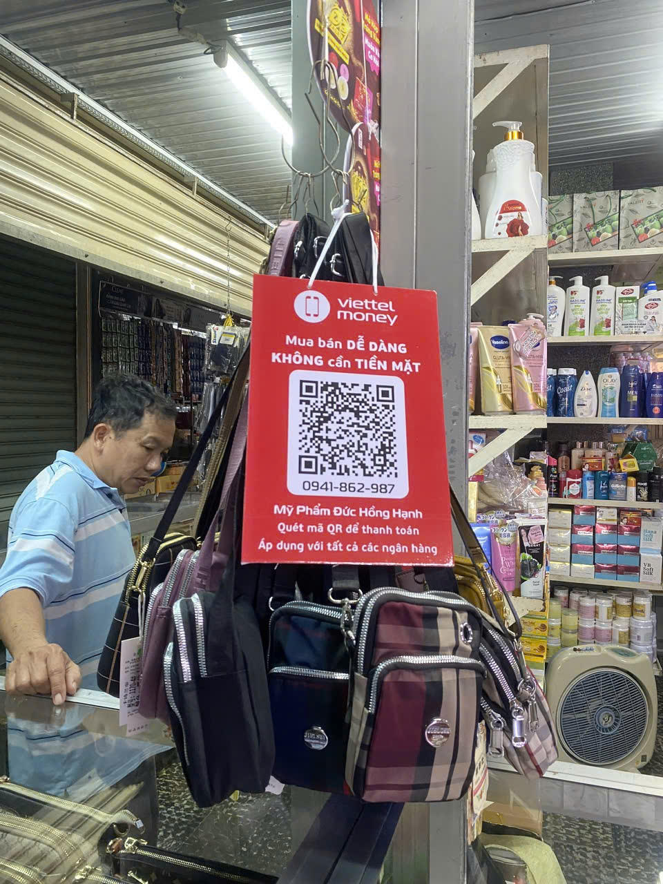 Một cửa hàng bán lẻ ở Vĩnh Long treo mã QR để thanh toán. (Ảnh: Trung Ngãi).