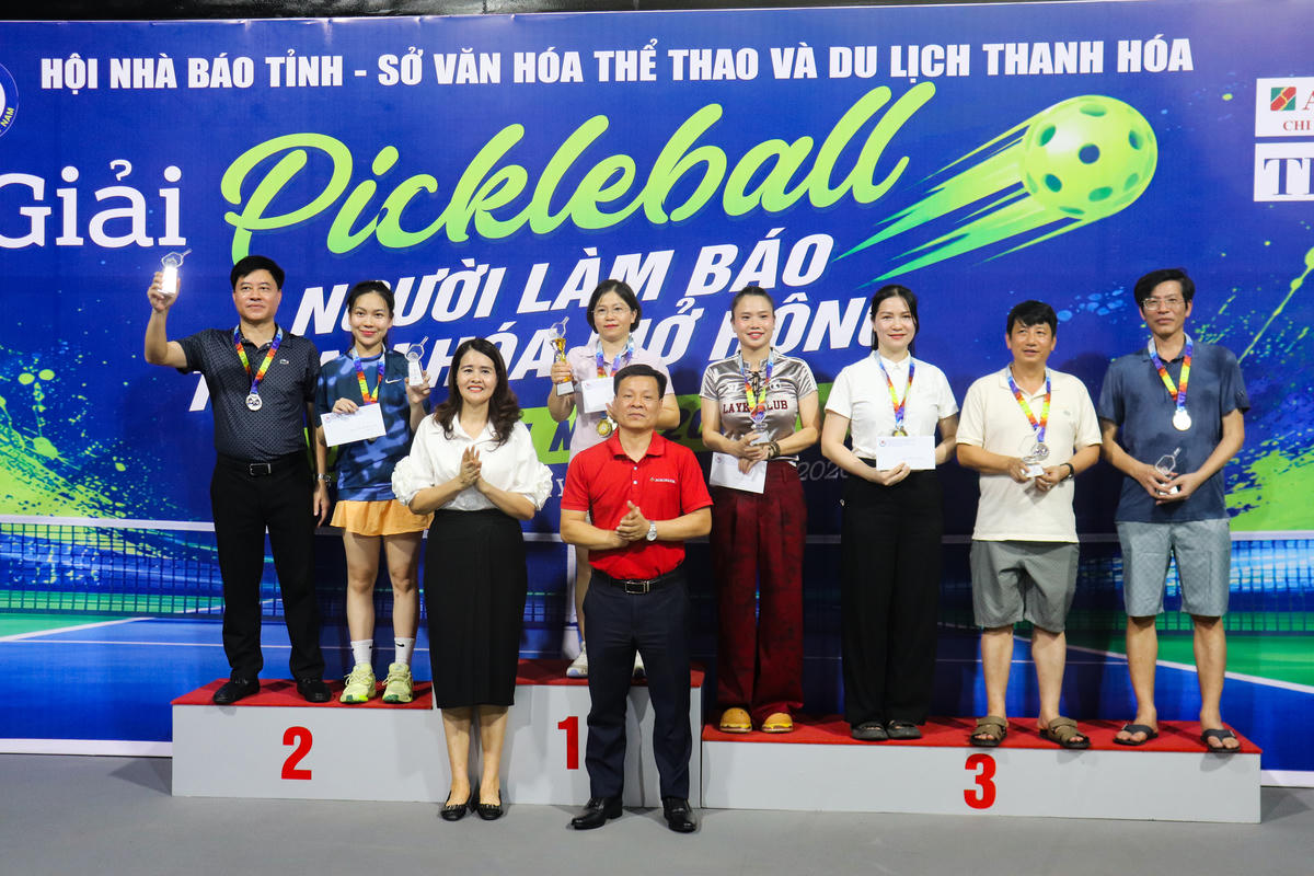 Đại diện Hội nhà báo tỉnh Thanh Hóa cùng nhà tài trợ trao thưởng cho các vận động viên đạt giải. Ảnh: Đình Minh